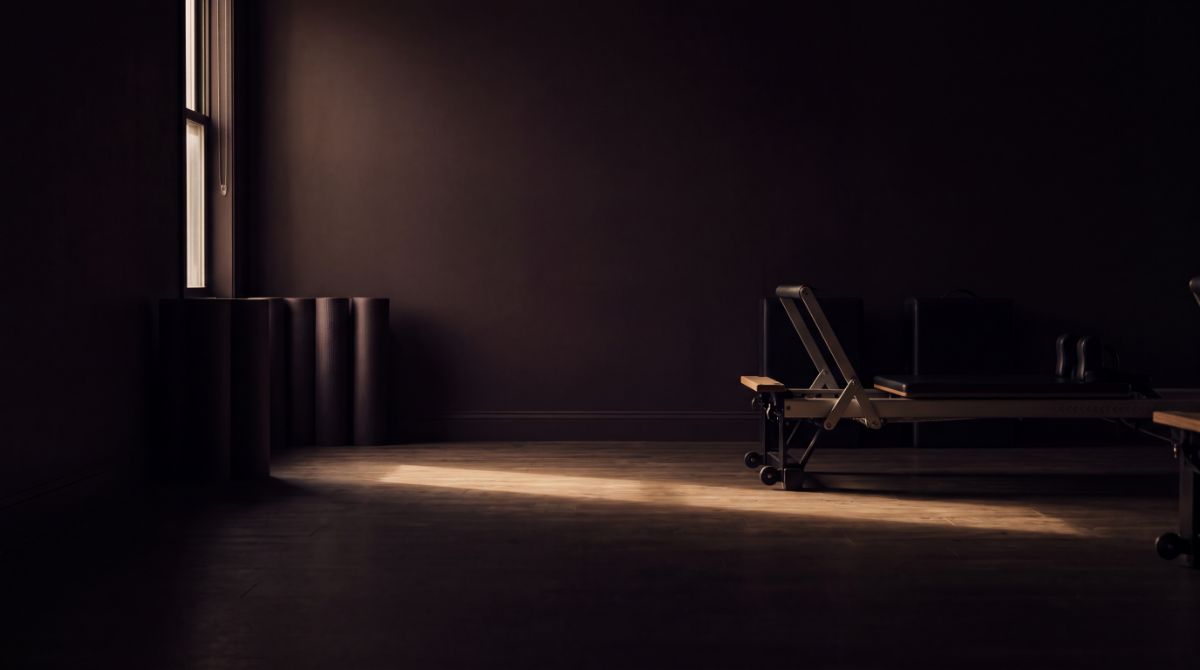 Estudio de pilates en penumbra cálida
